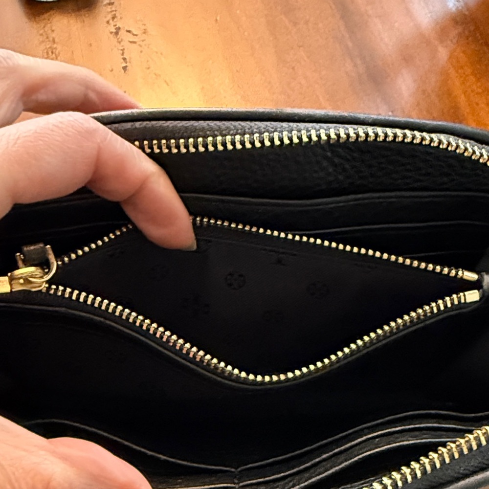 Tory Burch Black Leather Zip Wallet with Gold Logo - Picture 8 of 8